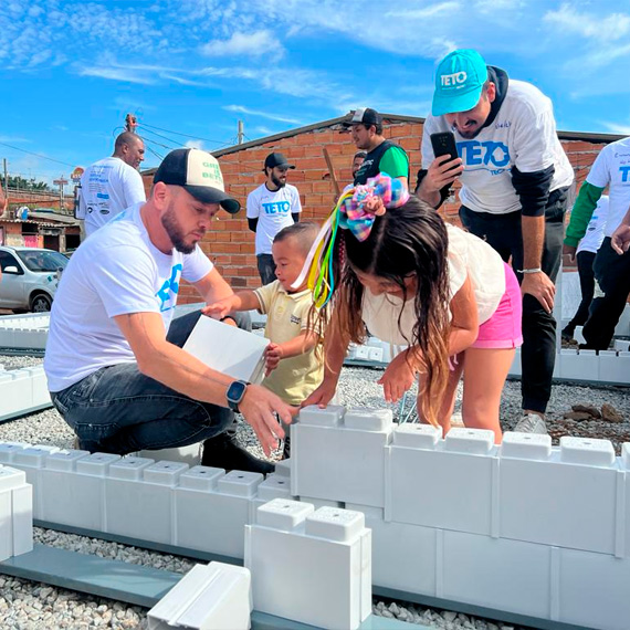 Crianças ajudando a construir a casa da Dona Jane